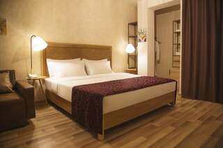Отель Ornament Boutique Hotel Тбилиси Двухместный номер Делюкс с 1 кроватью и балконом-1